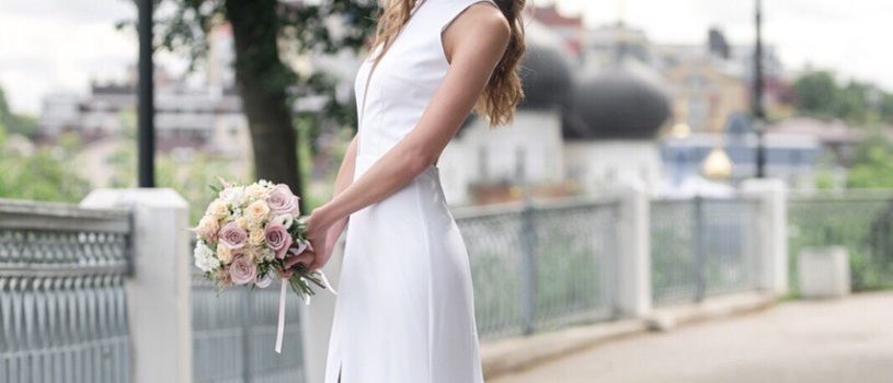 Прекрасная невеста Юлия в элегантном платье, созданном в нашем ателье