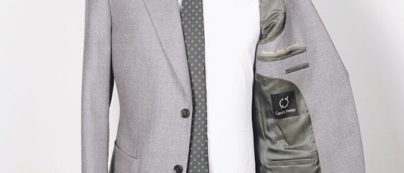 Серый пиджак из плотной фланели с накладными карманами и заостренным лацканом.