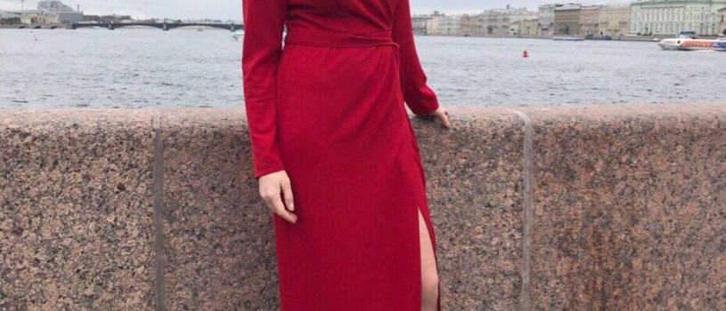 Если ты в чём-то сомневаешься, выбери  Красный  Встречаем вечер пятницы с нашей роскошной Оленькой в не менее роскошном платье из итальянского крепдешина, создано по индивидуальному заказу.