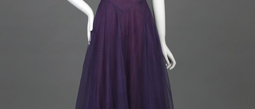 Шёлковое вечернее платье, украшенное вышивкой пайетками, 1938 год.